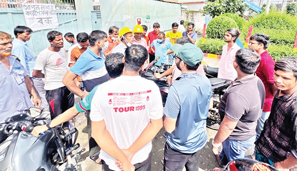 আশুলিয়ায় পরিচ্ছন্নতা ও ট্রাফিক ব্যবস্থাপনায় শিক্ষার্থীরা