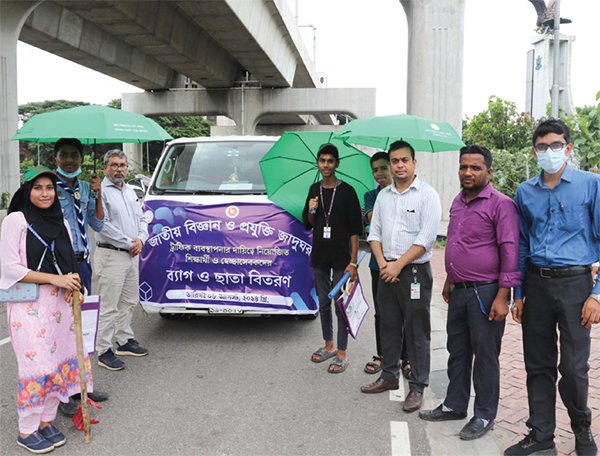 শিক্ষার্থীদের পাশে দাঁড়াল বিজ্ঞান জাদুঘর