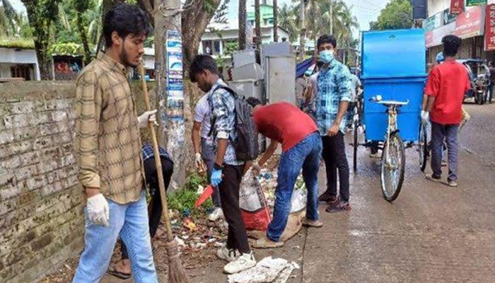 চাঁদপুরে বাজার মনিটরিং করছেন শিক্ষার্থীরা