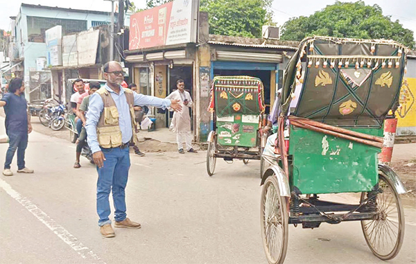 নবীনগরে ট্রাফিকের দায়িত্ব পালন করছে সংবাদকর্মীরা