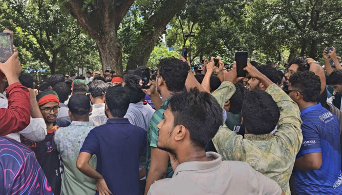 প্রধান বিচারপতির পদত্যাগ দাবিতে হাইকোর্ট ঘেরাও