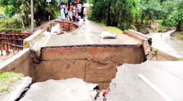 লক্ষ্মীপুরের রামগতিতে কালভার্ট ভেঙে যোগাযোগ বিচ্ছিন্ন