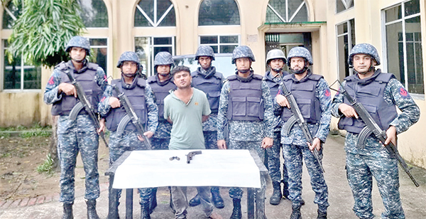 মহেশখালীতে অস্ত্র ও গুলিসহ আটক করেছে নৌবাহিনী