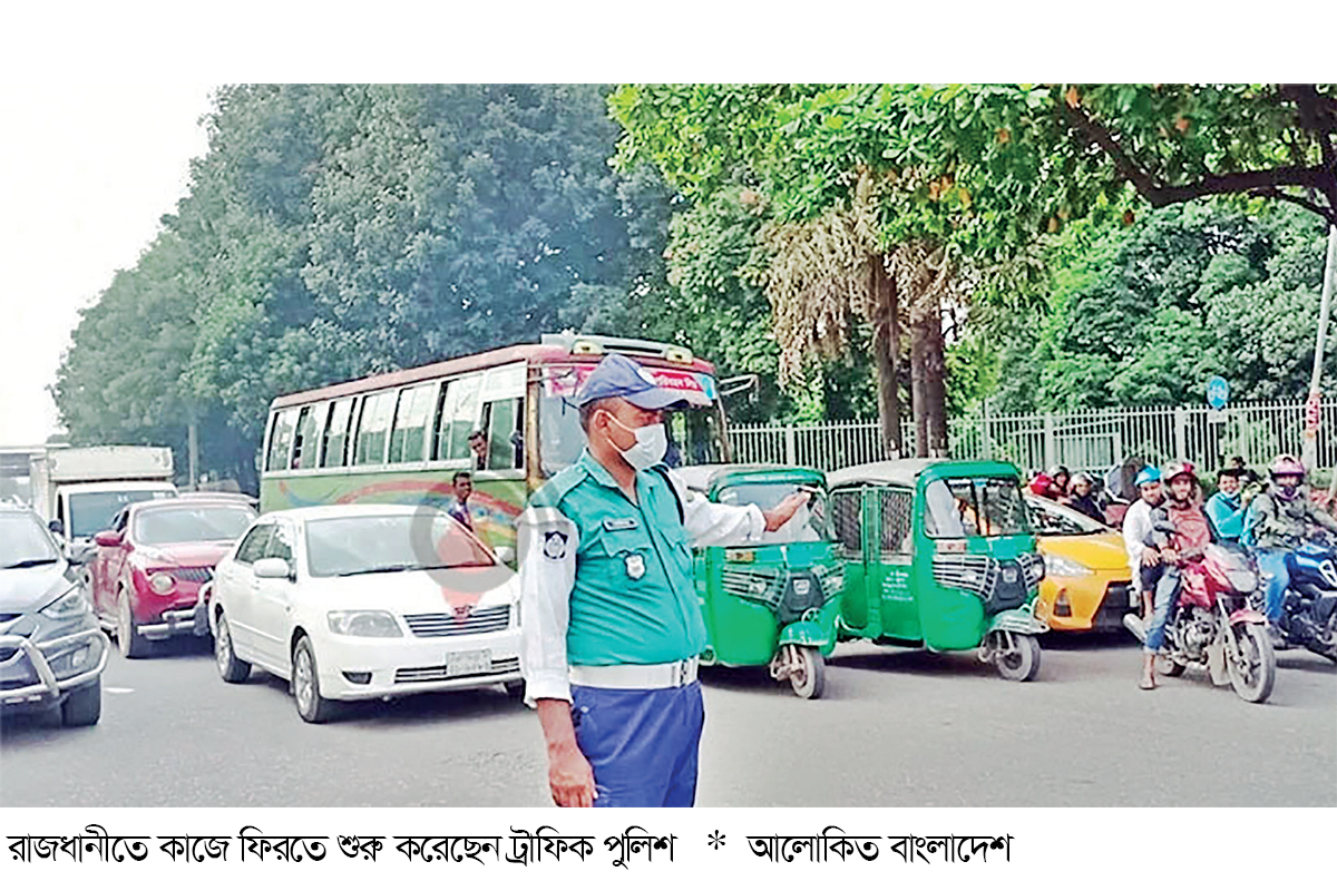 সড়কে শৃঙ্খলা ফেরাতে কঠোর শিক্ষার্থীরা