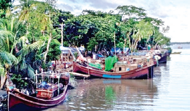 খালি হাতে ফিরছেন জেলেরা