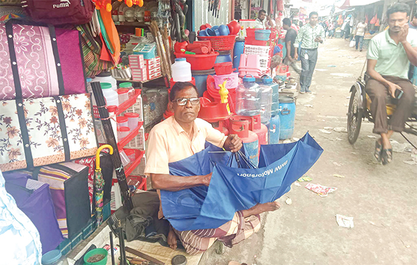 বৃষ্টি হলেই কদর বাড়ে ছাতা মেরামতকারি কারিগরদের