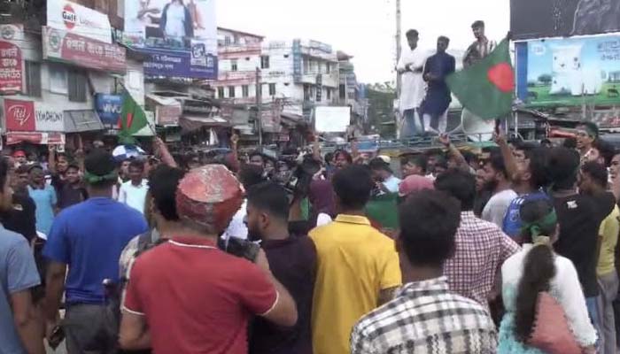 বরিশালে ঘন্টাব্যাপী ঢাকা-বরিশাল মহাসড়ক অবরোধ