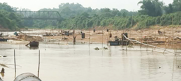 ঝিনাইগাতীর মহারশি নদী থেকে বন্ধ বালু উত্তোলন