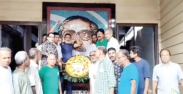 বঙ্গবন্ধুর প্রতিকৃতিতে আইভীসহ আ’লীগ নেতাদের শ্রদ্ধাঞ্জলী