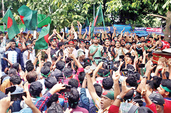 শাহবাগে ‘সর্বাত্মক অবস্থান’ কর্মসূচি পালন শিক্ষার্থীদের