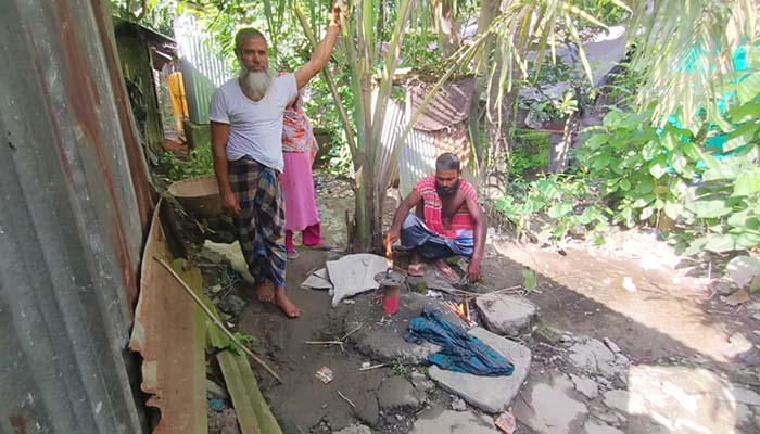 হালুয়াঘাটে গভীর নলকূপ থেকে বের হচ্ছে গ্যাস