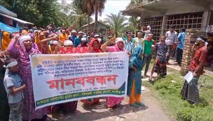 দেবহাটায় ভুমিহীনদের উপরে হামলা ও লুটপাটের প্রতিবাদে মানববন্ধন