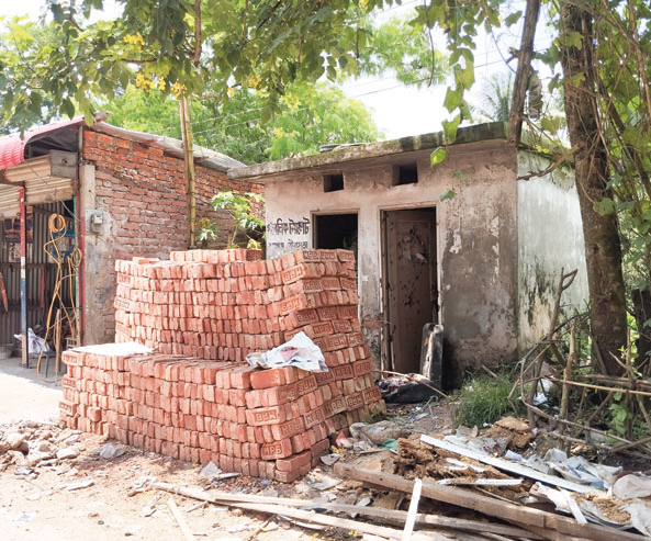 প্রভাবশালীদের দখলে রামগঞ্জের গণশৌচাগার