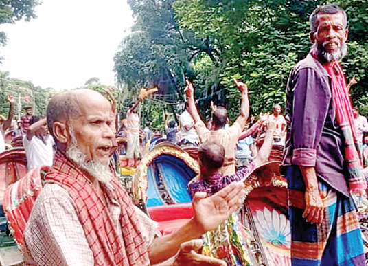 অটোরিকশা বন্ধের দাবিতে রিকশাচালকদের বিক্ষোভ