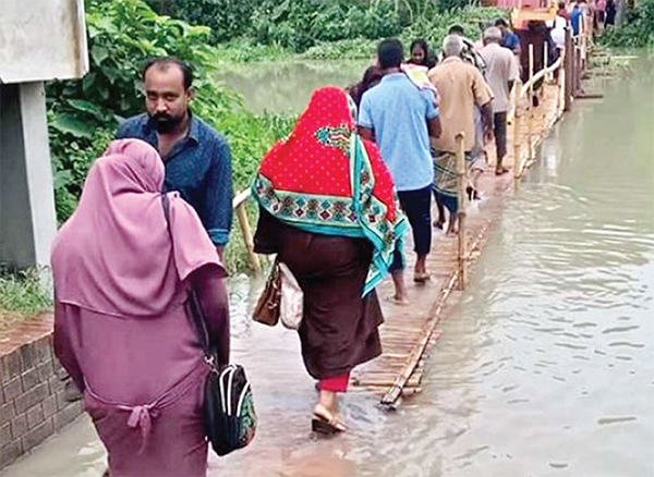 বিকল্প বেইলি ব্রিজ না থাকায় পারাপারের ভোগান্তি