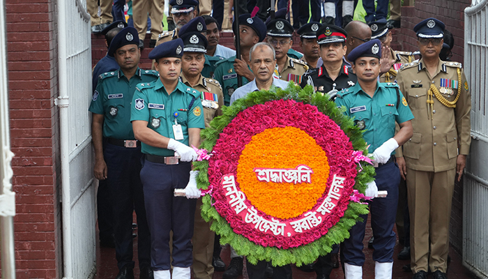 রাজারবাগ পুলিশ স্মৃতিস্তম্ভে স্বরাষ্ট্র উপদেষ্টার শ্রদ্ধা নিবেদন