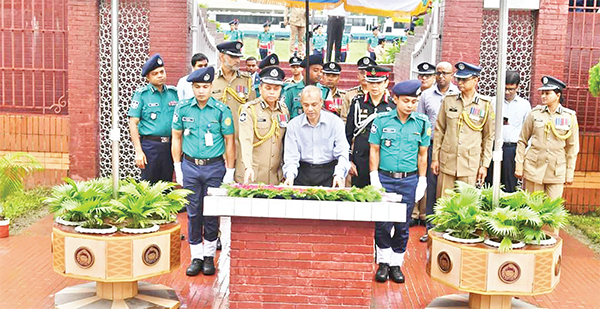 রাজারবাগ পুলিশ স্মৃতিসৌধে স্বরাষ্ট্র উপদেষ্টার শ্রদ্ধা