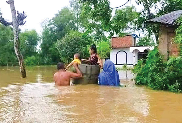 আশ্রয়কেন্দ্রে বিশুদ্ধ পানির চরম সংকটে বানভাসিরা