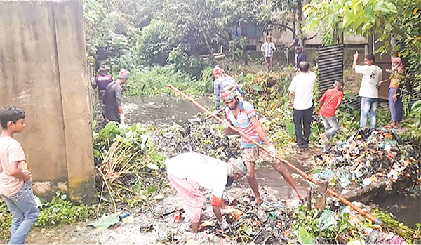 আবর্জনায় ভরপুর বলদা খাল পরিষ্কার কার্যক্রম শুরু