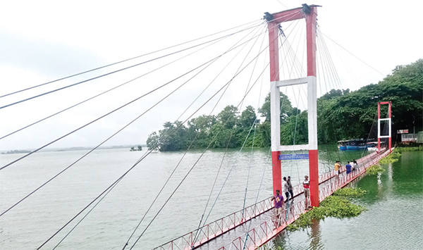 পানিতে ডুবে গেছে রাঙামাটির ঝুলন্ত সেতু