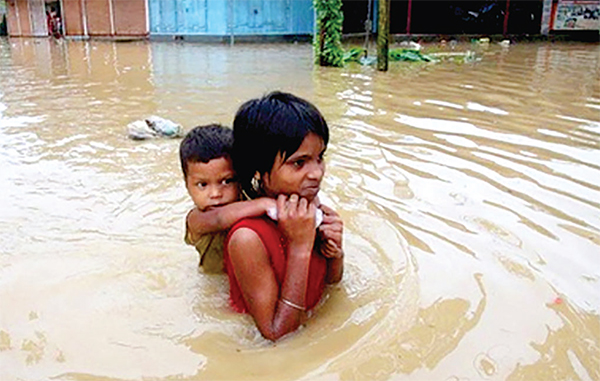 বন্যার্ত মানুষের পাশে দাঁড়াই