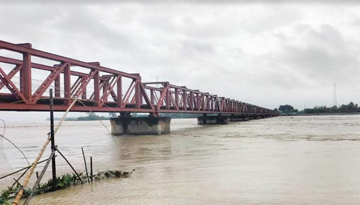 ভেঙে গেছে বাঁধ: বন্যা আতঙ্কে তিস্তাপাড়ের মানুষ