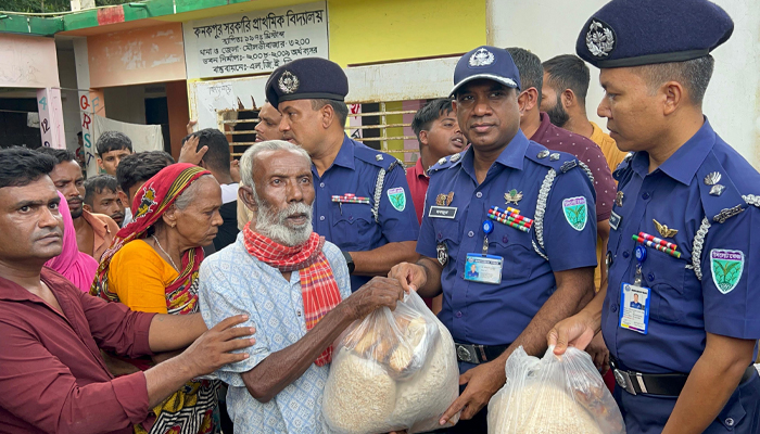 মৌলভীবাজারে বন্যা কবলিত মানুষের পাশে জেলা পুলিশ