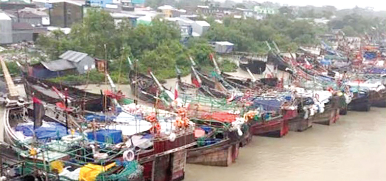 উত্তাল বঙ্গোপসাগরে নিরাপদ আশ্রয়ে শত শত ফিশিংবোট