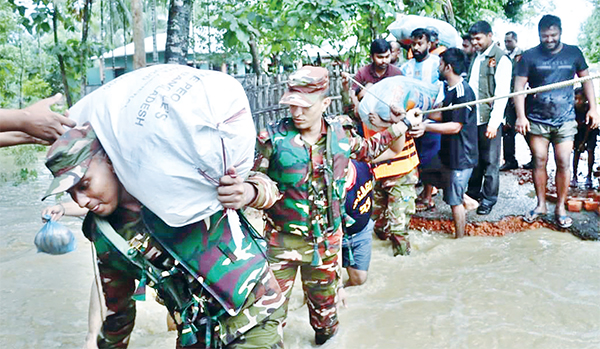 বন্যার্তদের উদ্ধারে ৬ জেলায় সশস্ত্র বাহিনীর কার্যক্রম