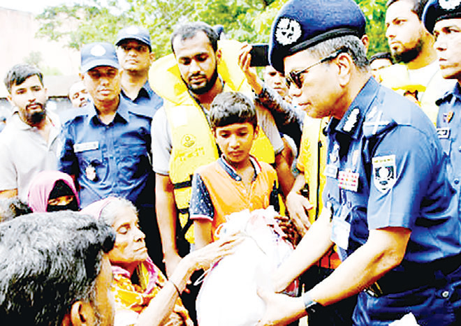 বন্যাকবলিত এলাকা পরিদর্শন ও ত্রাণ বিতরণ করলেন আইজিপি