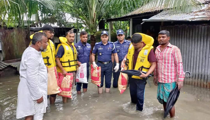 চাঁদপুর জেলা পুলিশের উদ্যোগে বন্যার্তদের মাঝে ত্রাণ বিতরণ