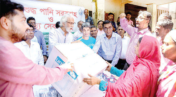 বন্যাদুর্গত এলাকায় ৩৬ লাখ পিউরিফিকেশন ট্যাবলেট বিতরণ