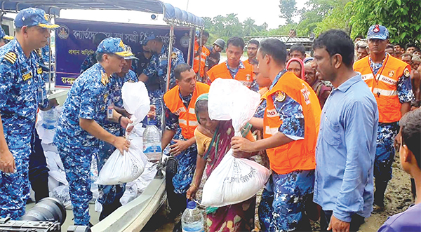 মৌলভীবাজারে বন্যাদুর্গতদের মাঝে কোস্ট গার্ডের ত্রাণ বিতরণ