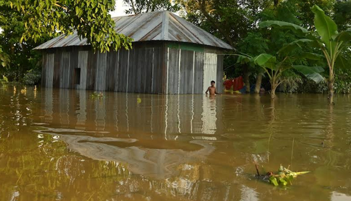 বন্যায় মৃতের সংখ্যা বেড়ে ৫২: ত্রাণ মন্ত্রণালয়