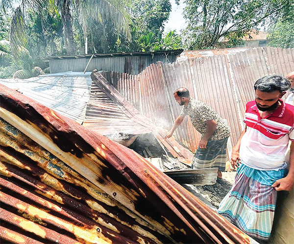 নাটোরে বিরোধের জেরে চিকিৎসকের বাড়িতে আগুন