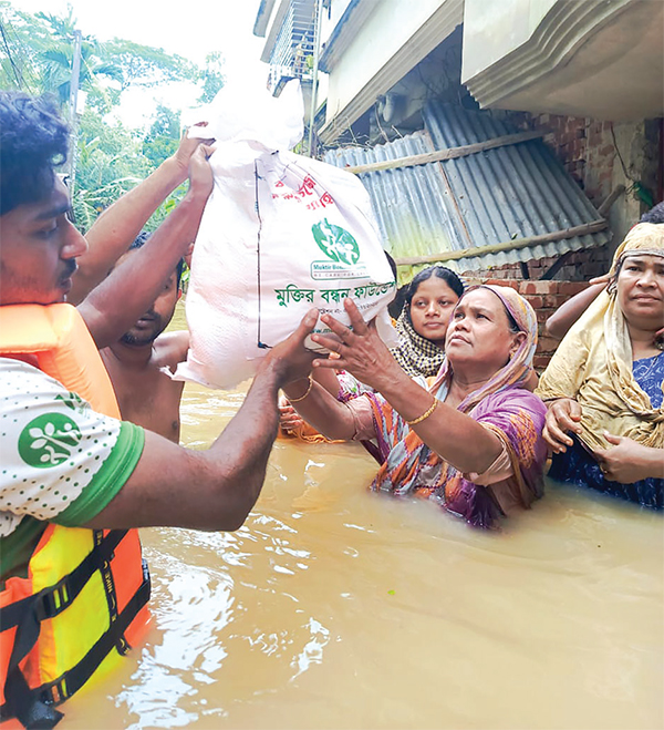 বন্যাদুর্গত অঞ্চলে আলো ছড়াচ্ছে মুক্তির বন্ধন ফাউন্ডেশন