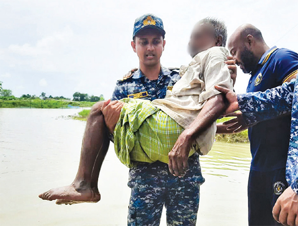 বন্যার্তদের সহায়তায় সশস্ত্র বাহিনীর ত্রাণ কার্যক্রম চলমান