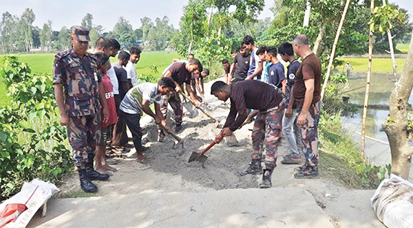 বিজিবি ও ছাত্র-জনতার স্বেচ্ছাশ্রমে রাস্তা সংস্কার