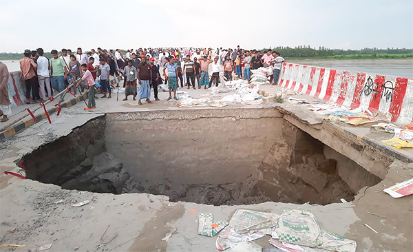 ছোট ফেনী নদীর সেতুর সংযোগ সড়কে বিশাল গর্ত