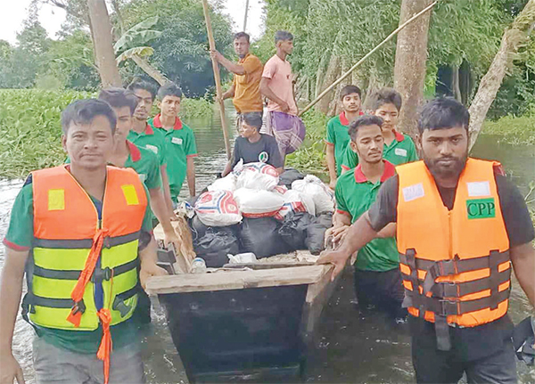 বন্যাকবলিত এলাকায় খাবার বিতরণ