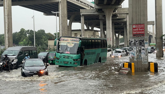 রাজধানীতে সকালে মুষলধারে বৃষ্টি, জলাবদ্ধতায় ভোগান্তি