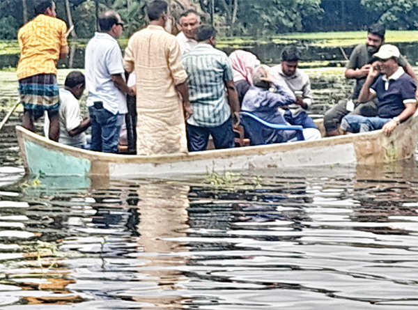 বন্যার পানি নামতে শুরু করায় বেড়েছে দুর্ভোগ