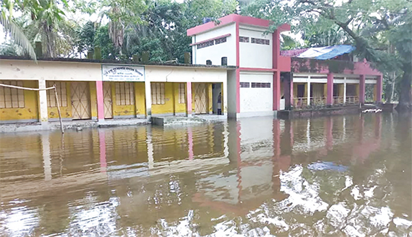 ৯২০ শিক্ষাপ্রতিষ্ঠানের আসবাবপত্রসহ কাগজপত্র নষ্ট