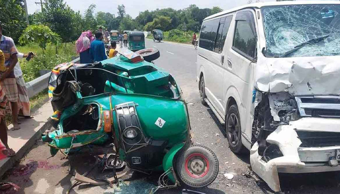 সিরাজগঞ্জে অটোরিকশা-মাইক্রোবাস সংঘর্ষে নিহত ৫