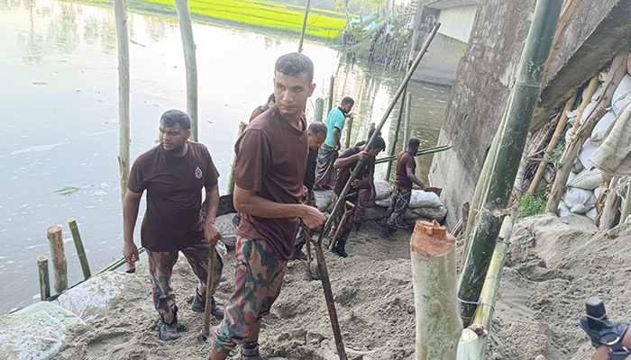 লালমনিরহাটে বিজিবি ও স্থানীয় ছাত্র-জনতার উদ্যোগে রাস্তা সংস্কার