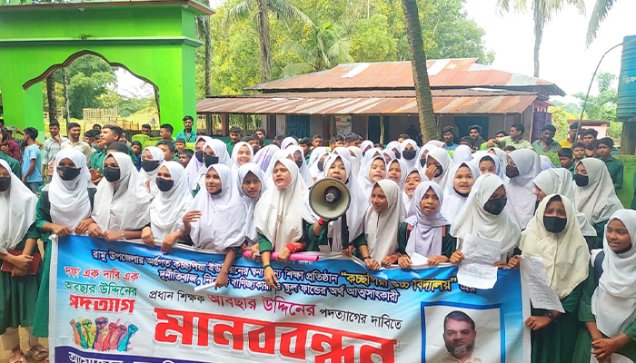 স্বেচ্ছায় প্রধান শিক্ষকের পদত্যাগ, কার্যকর করছেন না ইউএনও