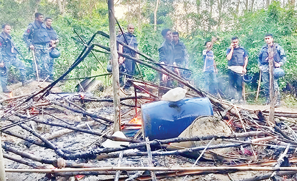 মহেশখালীতে দেশীয় মদ তৈরির কারখানা ধ্বংস করেছে বাংলাদেশ নৌবাহিনী