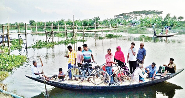 সাগরদাঁড়ি কপোতাক্ষ নদের সাঁকো ভেঙে পড়ায় ভরসা এখন নৌকা