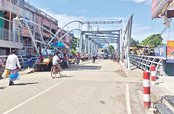 কালীগঞ্জে দৃষ্টিনন্দন ব্রিজ হকারদের দখলে