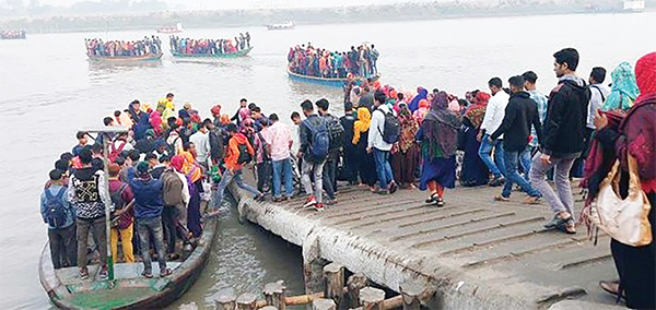 পানগুছি নদীতে জীবনের ঝুঁকি নিয়ে ট্রলারে মানুষ পারাপার